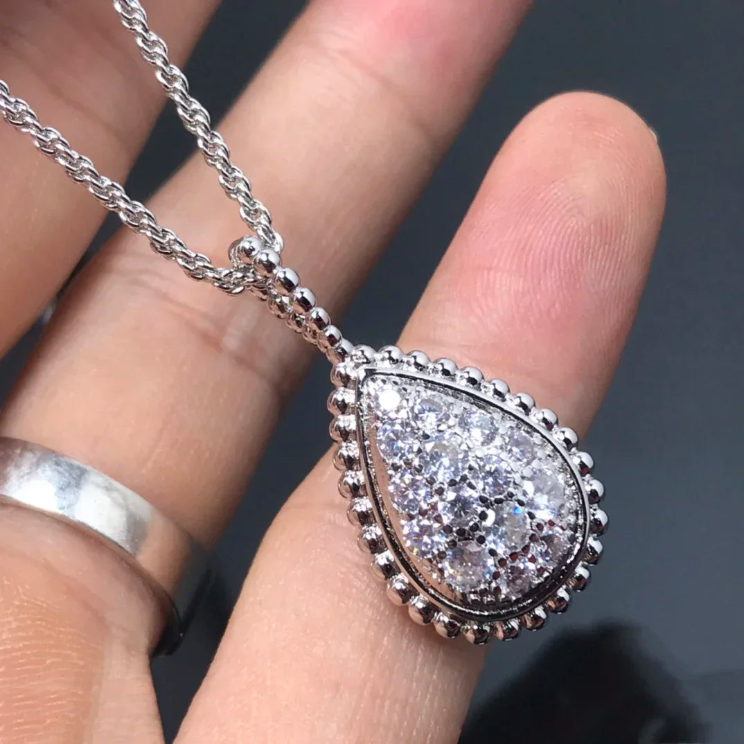 Fashion-Forward Necklace: Stylishly Versatile, Perfectly Complements Any Outfit
