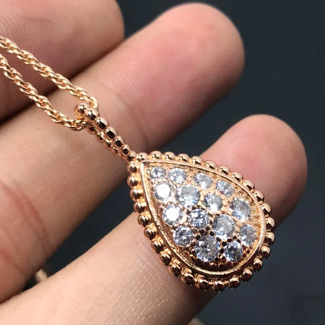 Fashion-Forward Necklace: Stylishly Versatile, Perfectly Complements Any Outfit